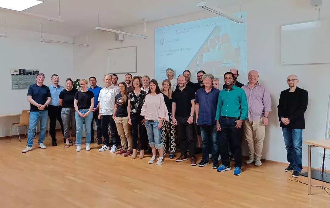 Gruppenfoto der Teilnehmer*innen und Organisator*innen des eEducation Vernetzungstreffen in Vorarlberg