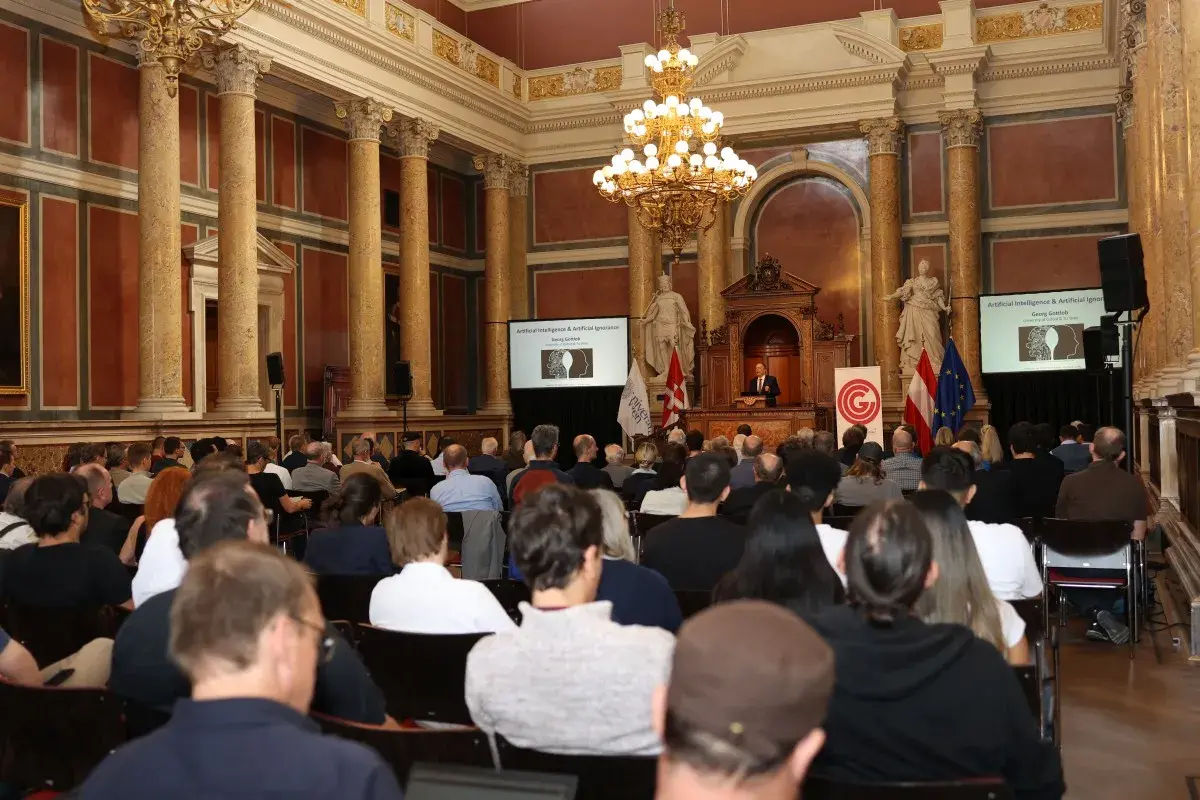 Voller Festsaal der Universität Wien bei der Zemanek Lecture, Georg Gottlob am Podium