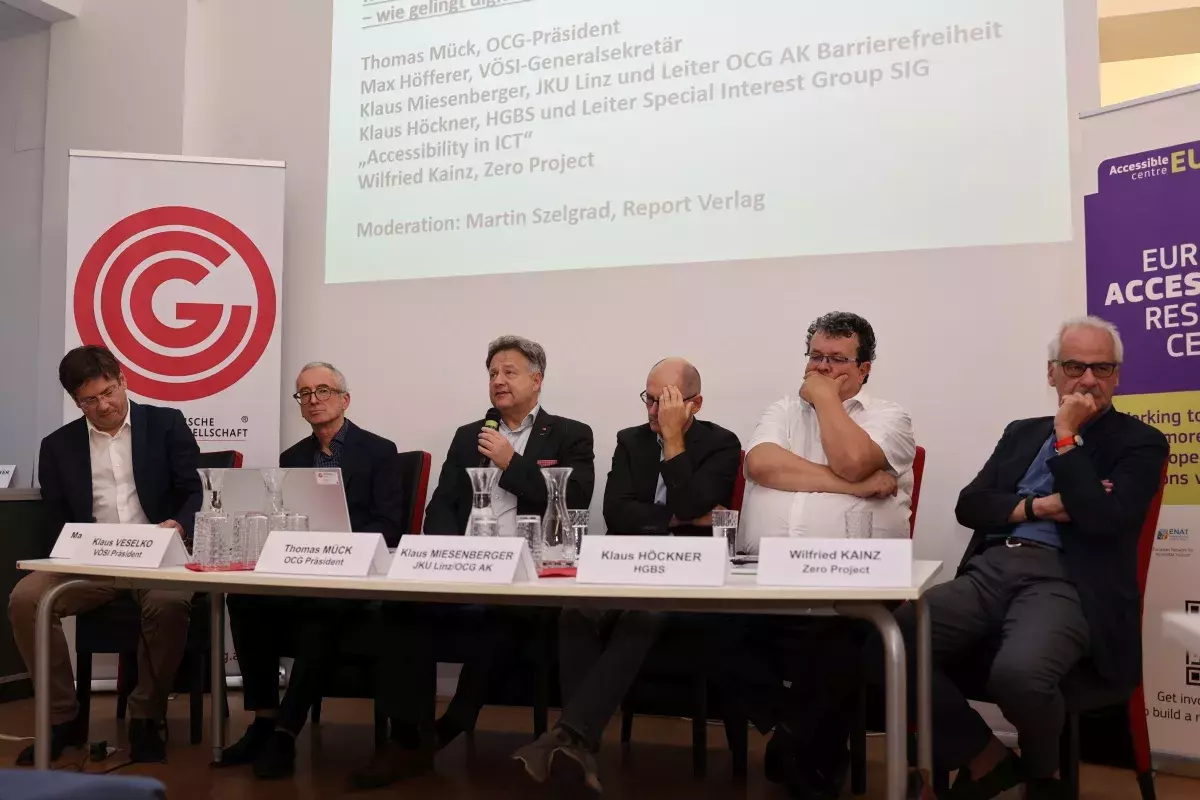 Panel 1 beim Branchentalk Digitale Barrierefreiheit mit Martin Szelgrad, Max Höfferer, Thomas Mück, Klaus Miesenberger, Klaus Höckner, Wilfried Kainz (v.l.n.r.)