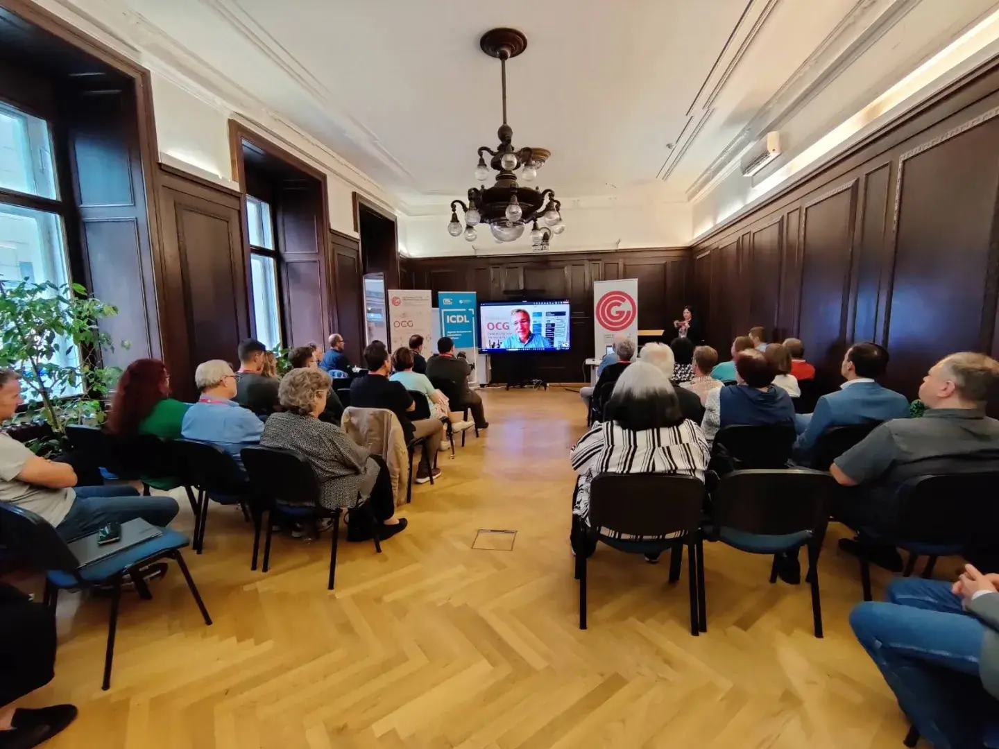 Raumansicht von hinten, Vertreter*innen der ICDL Test Center sitzen im Publikum beim ICDL Test Center Tag im Zemanek Saal in der OCG