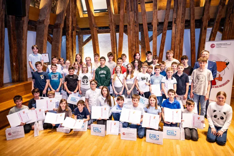 Biber Der Informatik 2023 Preisverleihung: Gewinner*innen-Gruppenfoto mit Urkunden und Thomas Mück.