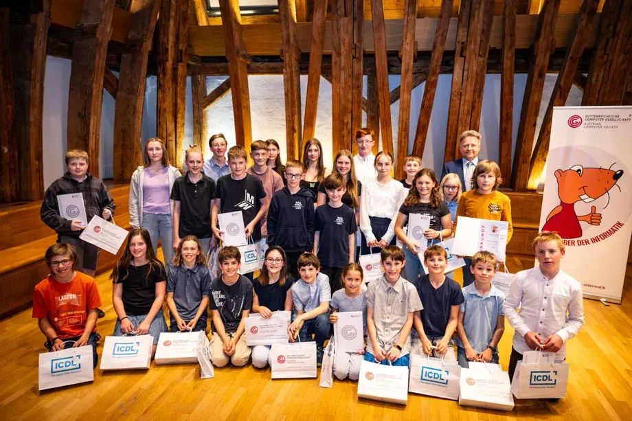 Biber Der Informatik 2023 Preisverleihung: Gewinner*innen-Gruppenfoto mit Urkunden und Thomas Mück.