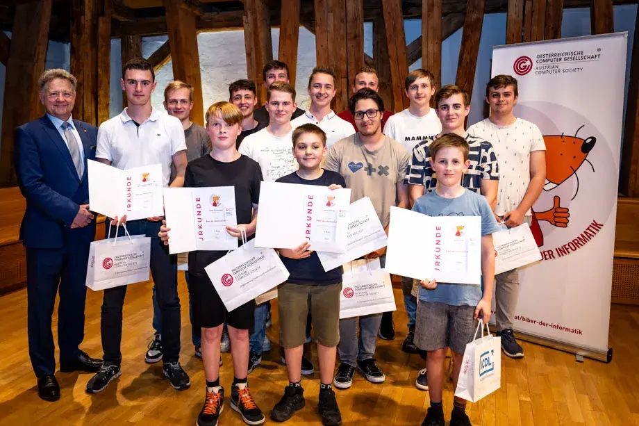 Biber Der Informatik 2023 Preisverleihung: Gewinner*innen-Gruppenfoto mit Urkunden und Thomas Mück.