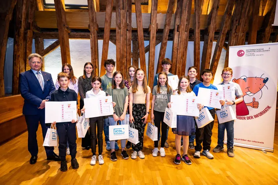 Biber Der Informatik 2023 Preisverleihung: Gewinner*innen-Gruppenfoto mit Urkunden und Thomas Mück.