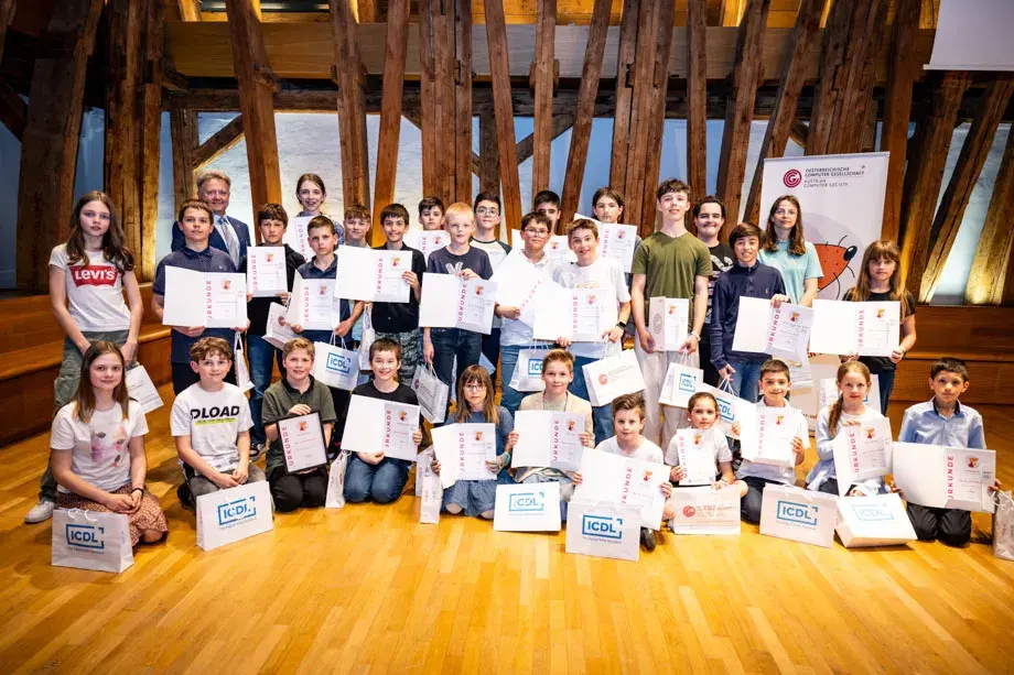 Biber Der Informatik 2023 Preisverleihung: Gewinner*innen-Gruppenfoto mit Urkunden und Thomas Mück.