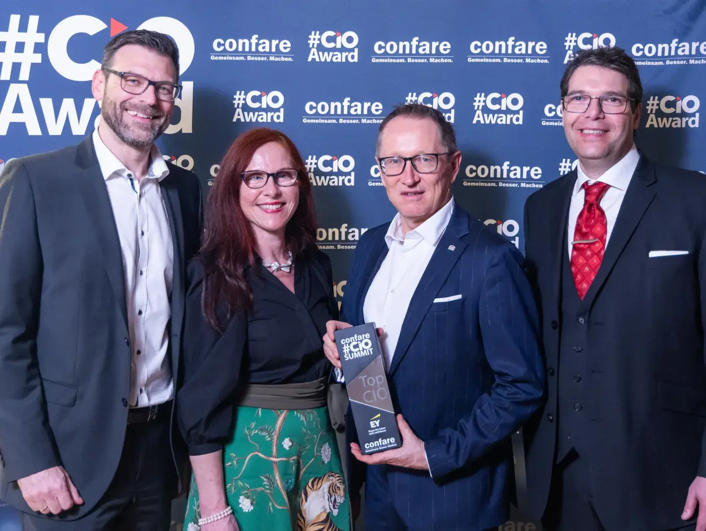 Peter Reichstädter mit dem CIOAward und drei weiteren Personen