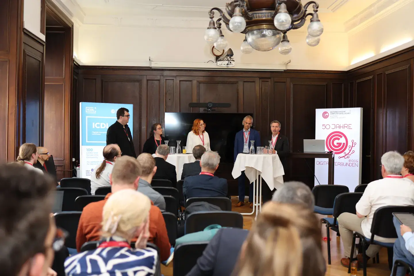 Rene Röpke, Corinna Mößlacher, Corinna Hörman, Roderick Bloem, Markus Vesely am Panel im vollen Zemanek Saal