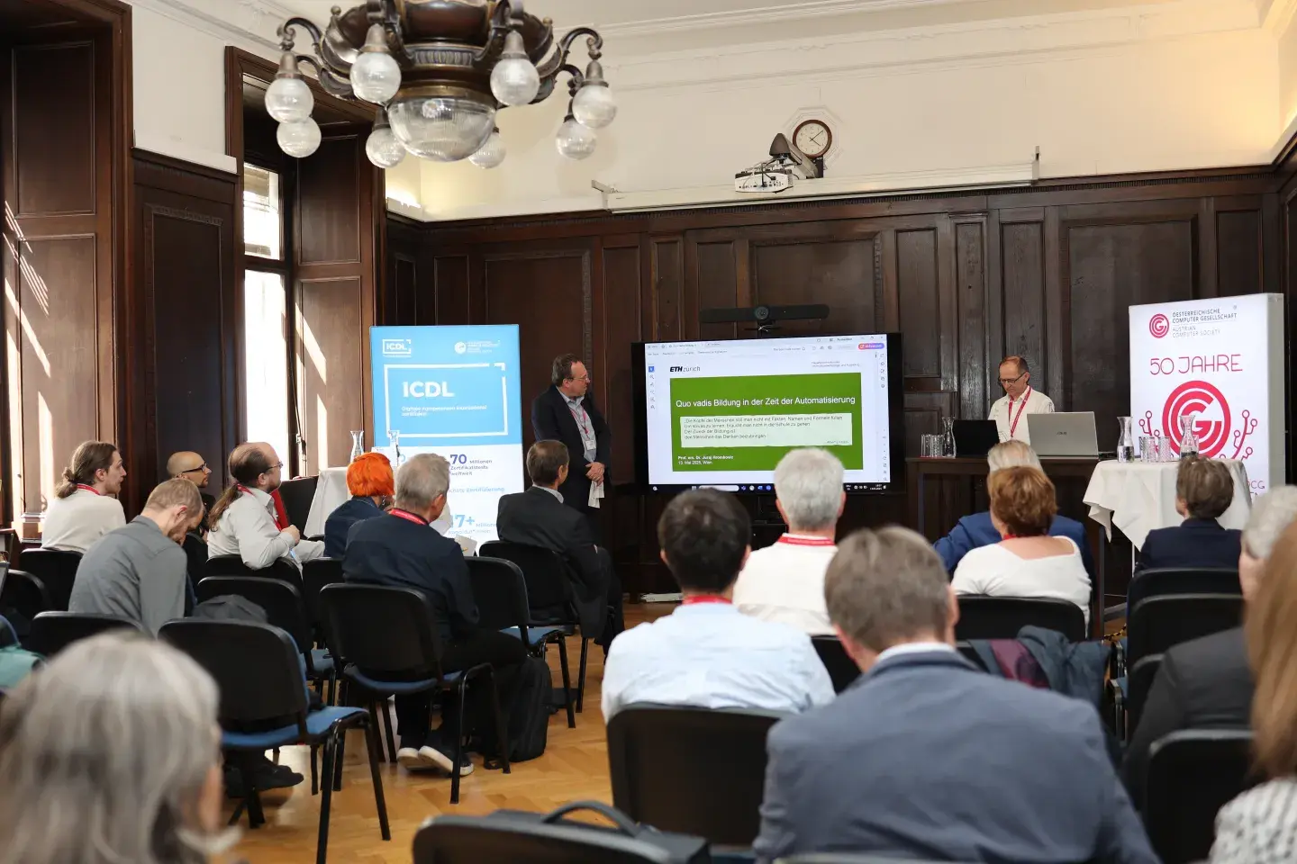 Jakub Christoph, CEPIS, und Juraj Hromkovič, ETH Zürich, präsentieren beim OCG Symposium im vollen Zemanek Saal