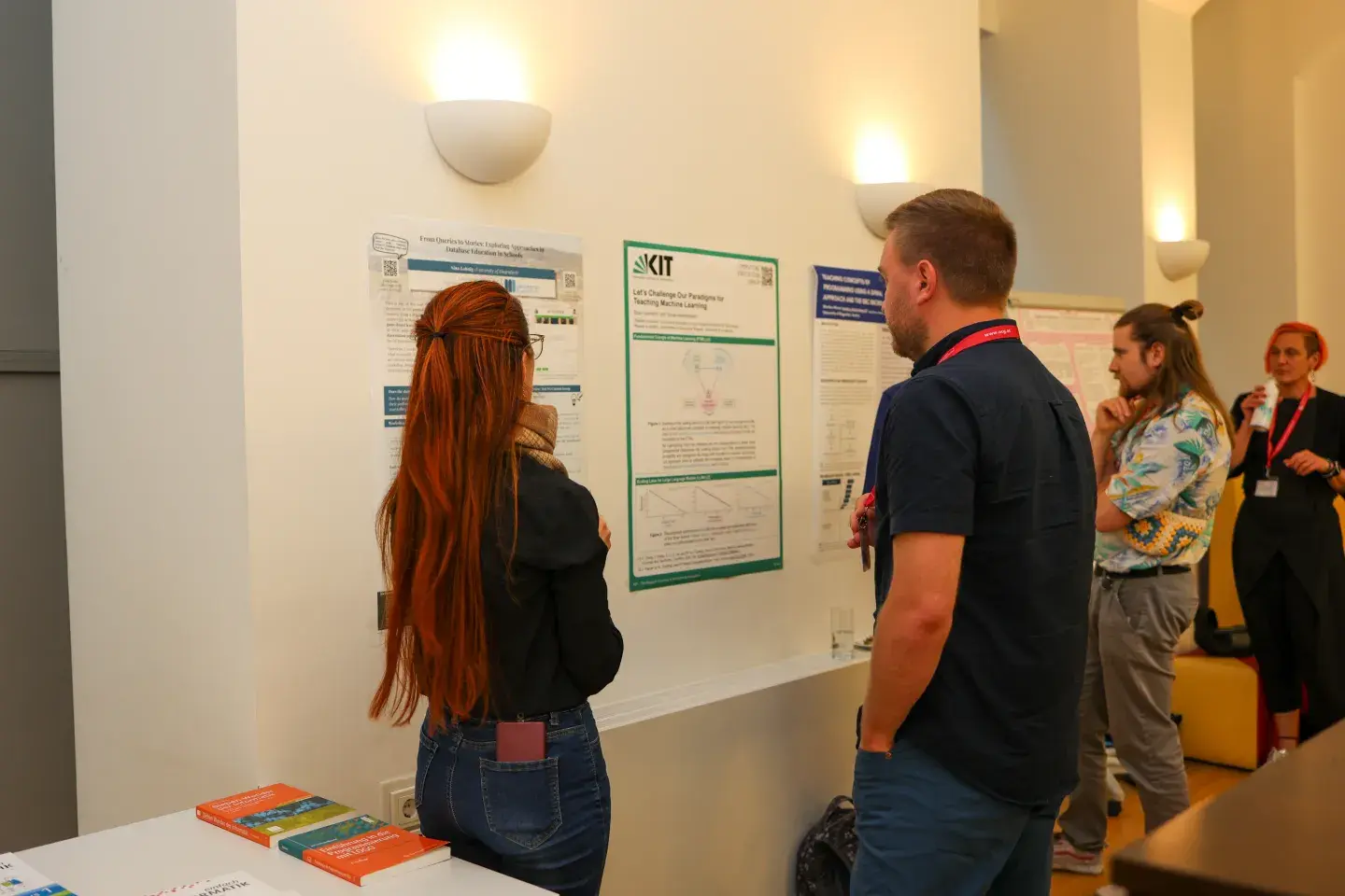 Studierende betrachten Poster