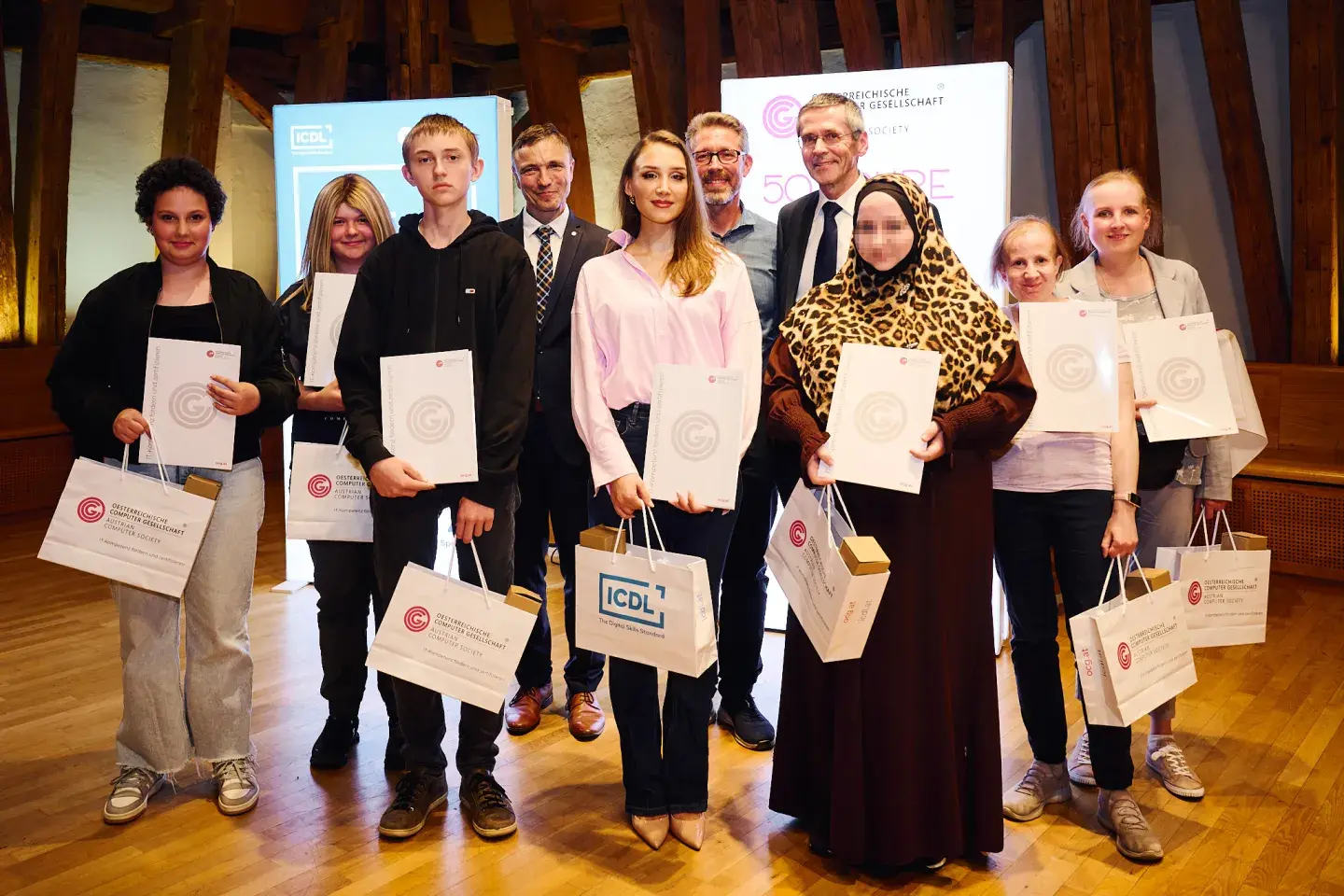 Gruppenfoto: Krebskranke Kinder, jugendliche und junge Erwachsene, die ICDL Zertifizierungen während der Behandlung im Krankenhaus gemacht haben wurden beim Festakt ausgezeichnet. Mit am Foto Ronald Bieber, Stefan Kremser und Wilfried Seyruck.