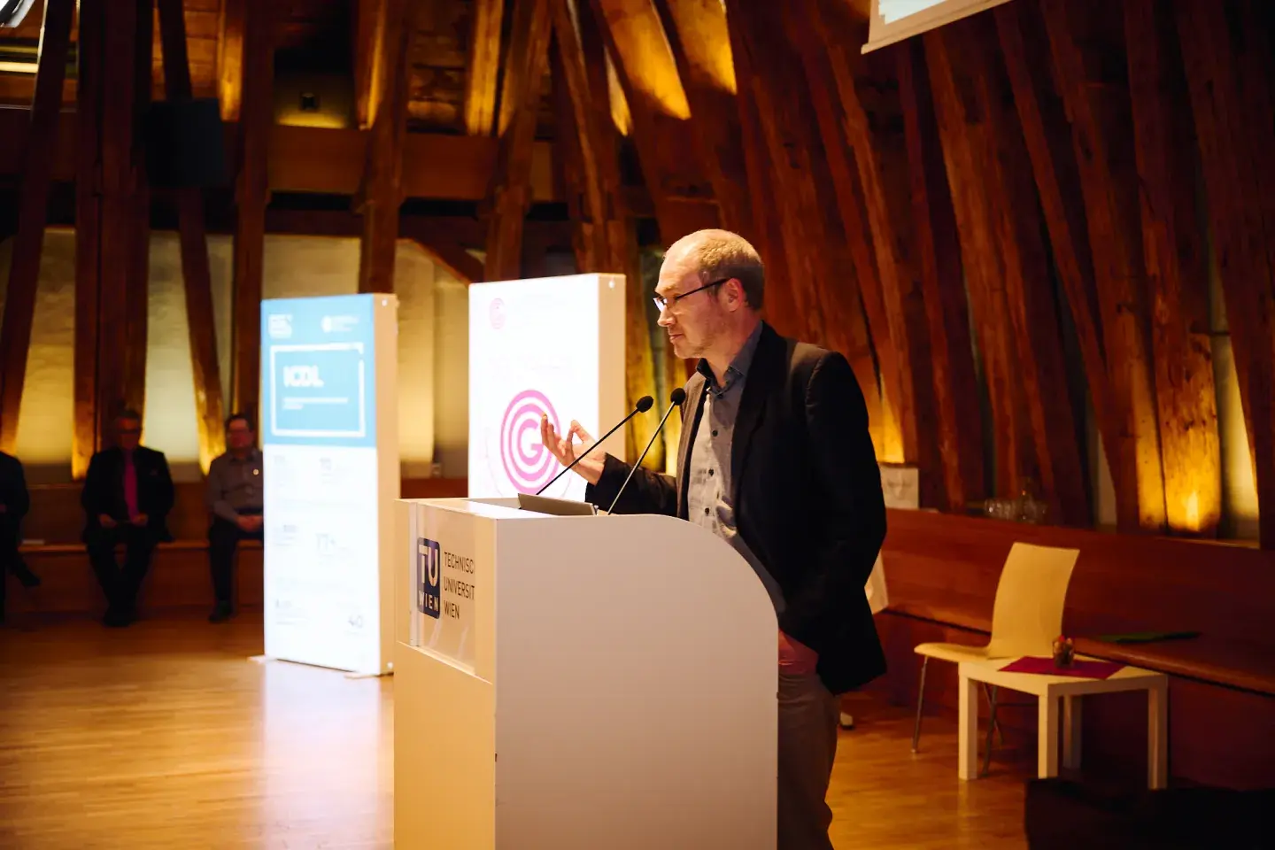 Allan Hanbury, Vize-Dekan der TU Wien Informatics, begrüßte die Gäste