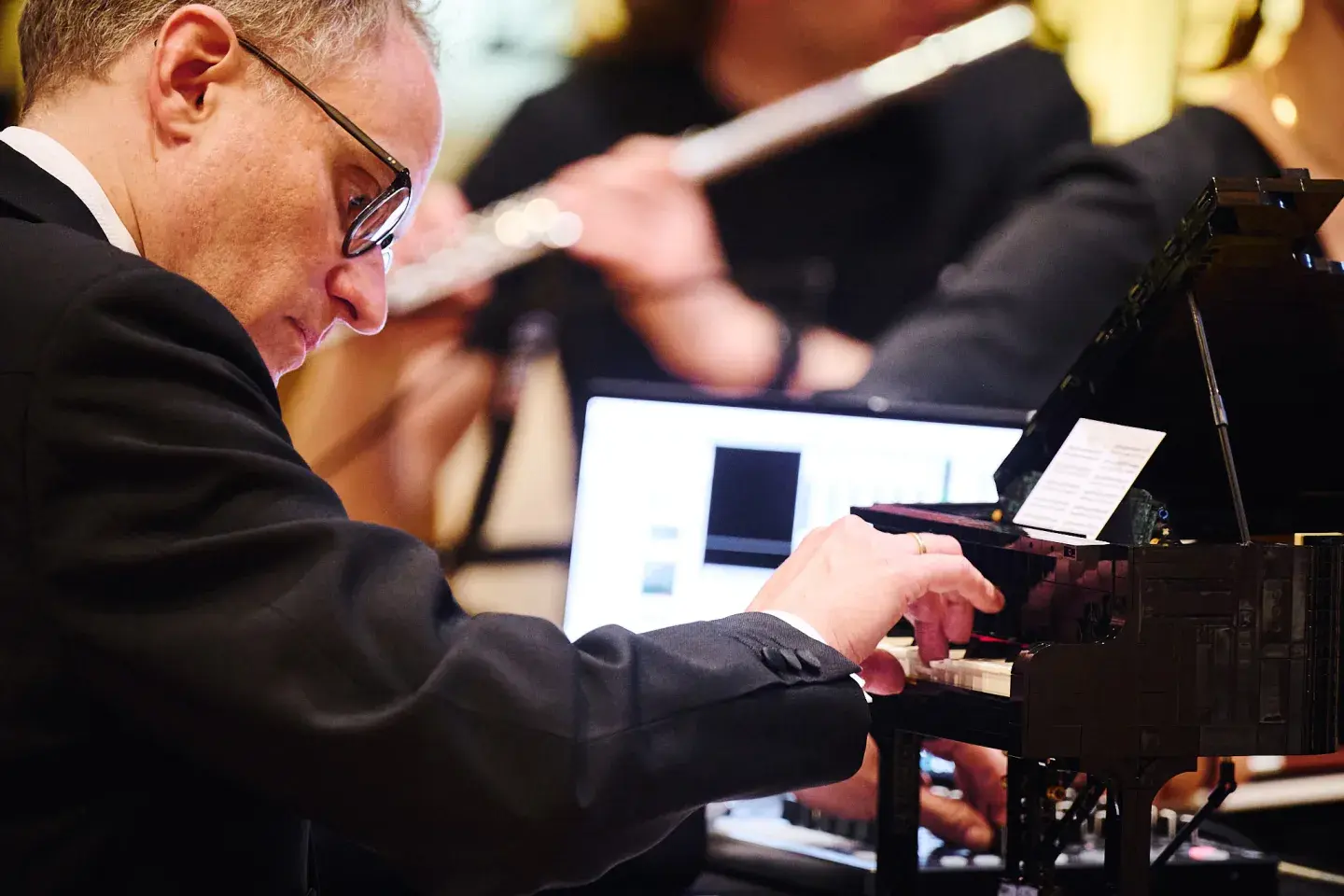 Oliver Hödl spielt auf dem Legoklavier