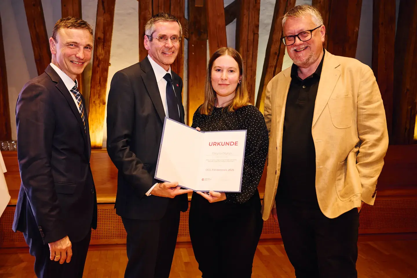 Ronald Bieber, Wilfried Seyruck und Franz Wotawa übergeben den OCG Förderpreis an Daryna Oliynyk.