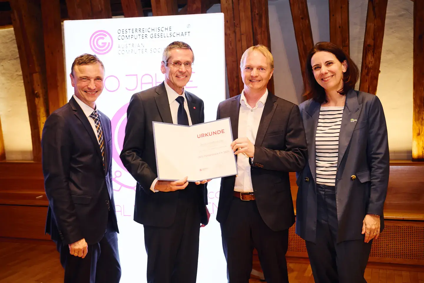 Ronald Bieber, Wilfried Seyruck und Sylvia Geyer übergeben den OCG Förderpreis-FH an Alois Schafferhofer.