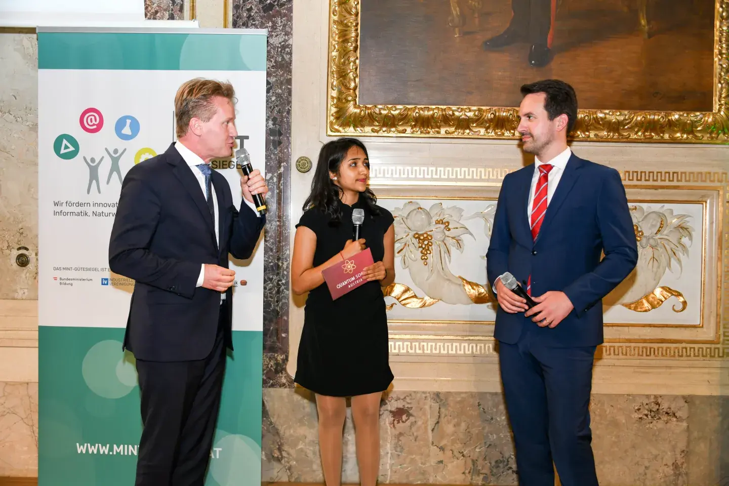 Somya Rathee (Quantum Society Austria), Georg Knill (Industriellenvereinigung) und Bildungsminister Christoph Wiederkehr bei der Festveranstaltung im Haus der Industrie.