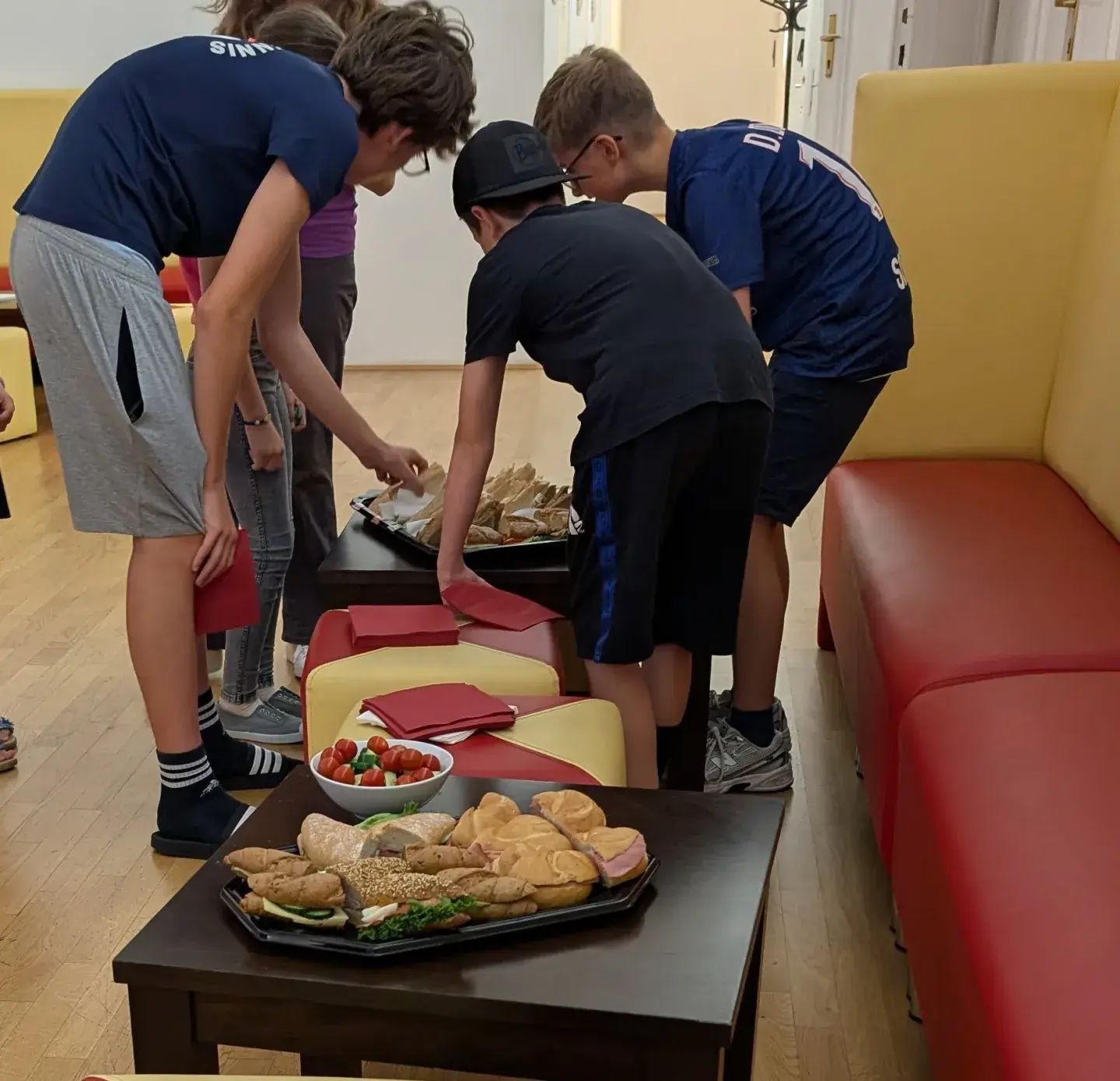 Kinder beim Essen in der OCG