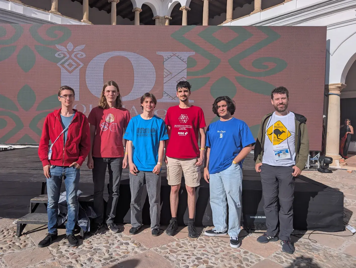 IOI Team Gruppenfoto: Sebastian Schulze (Team Leader), Julian Hessenberger, Andrè Tremetsberger, Mihail Grecu, Arash Jafarian, Wolfgang Thaller (Team Leader) in Bolivien for dem IOI Logo 2025