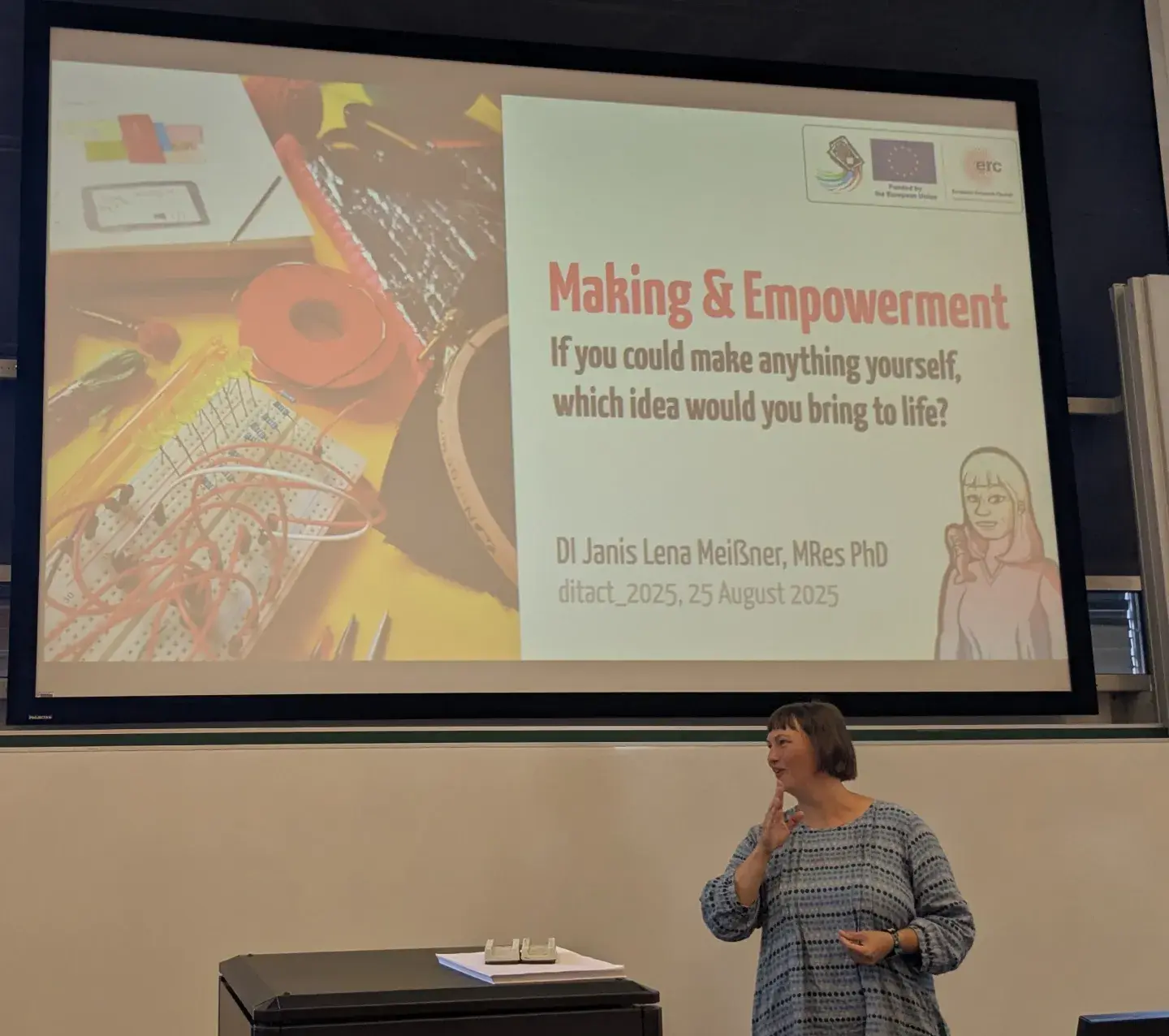 Janis Lena Meißner vor Projektion Making and Empowerment