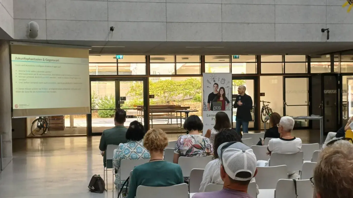 Polyaktiv Sommerakademie in Krems: Martin Kandlhofer hält einen Vortrag über KI
