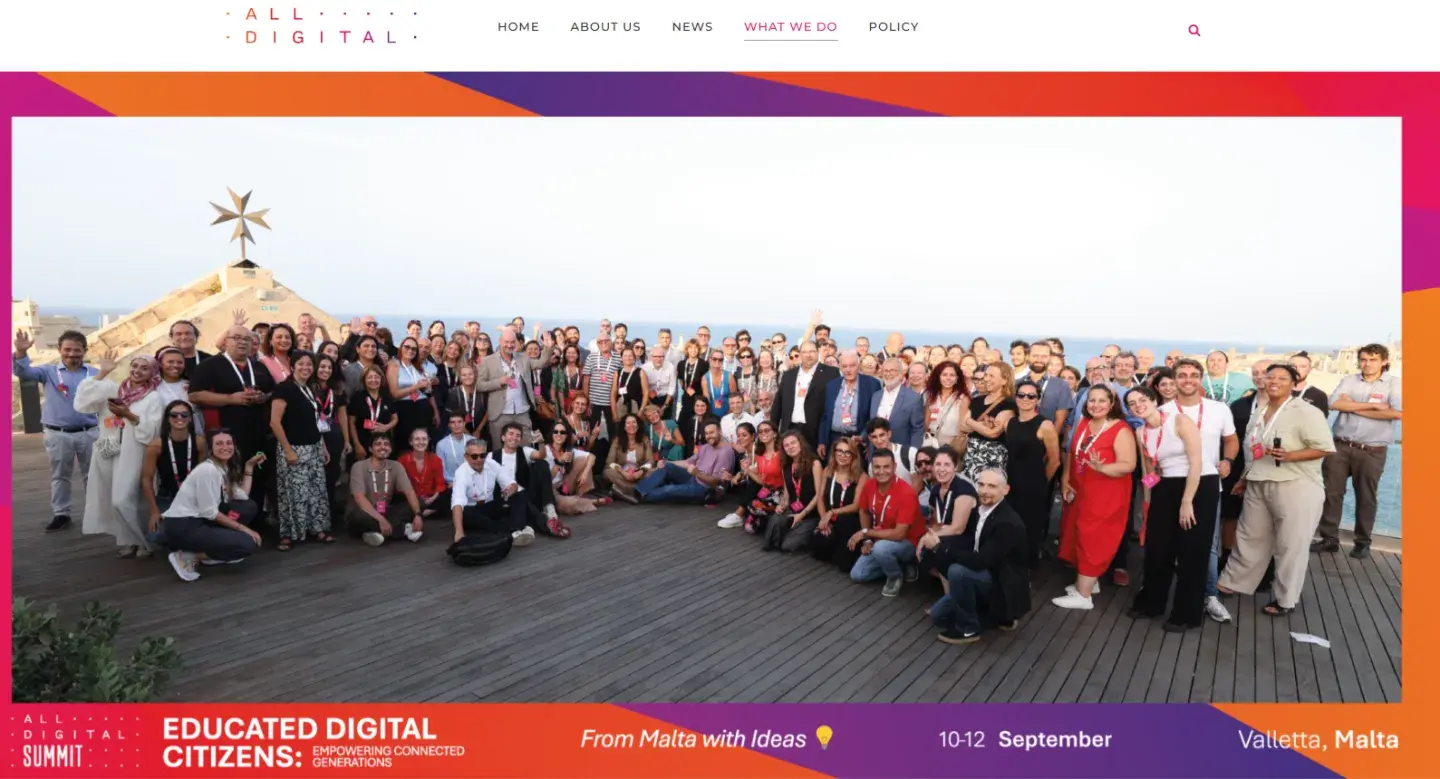 Gruppenbild der Teilnehmenden mit Schriftzug All Digital Summit