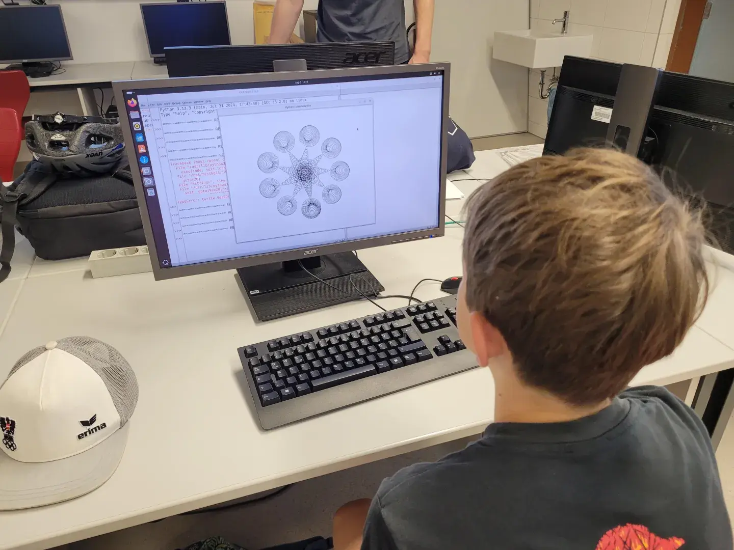 Ein Teilnehmer des Sommercamps programmiert eine Turtle Grafik am PC