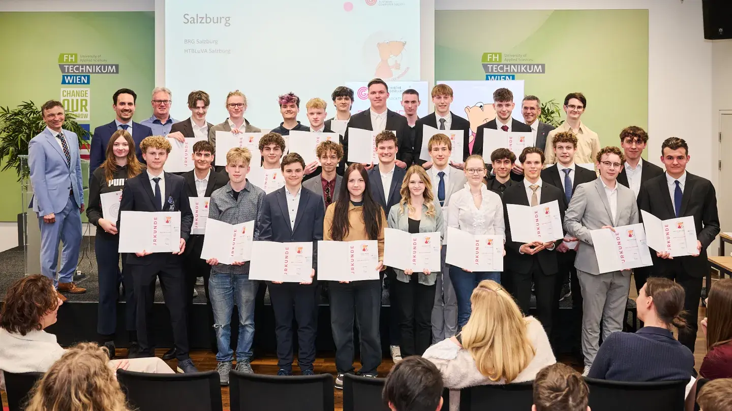 Ronald Bieber, Christoph Wiederkehr und Wilfried Seyruck mit den 28 Gewinner*innen und Informatiklehrer des BRG Salzburgs.