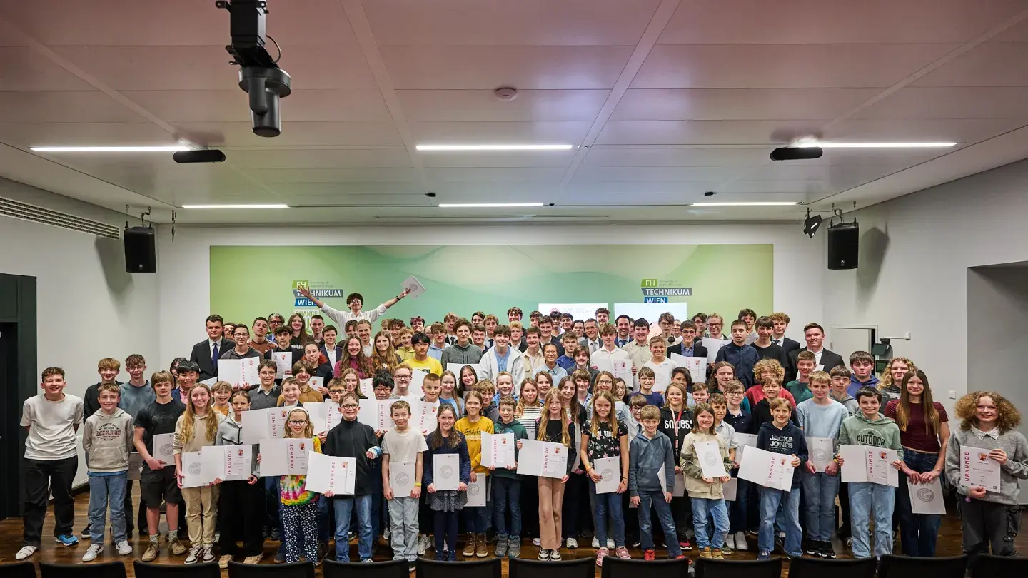 Gruppenfoto der über 100 Gewinner*innen des Biber der Informatik Wettbewerbs