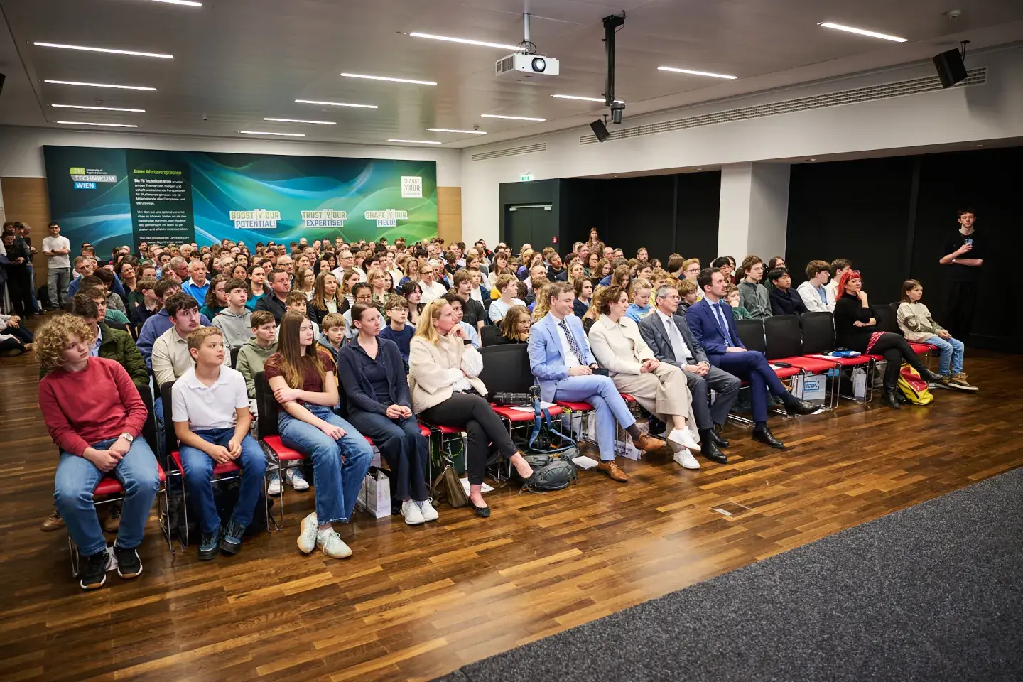 Der Veranstaltungssaal des FH Technikum Wiens gut gefüllt mit den Gewinner*innen und Angehörigen, sowie Lehrer*innen.