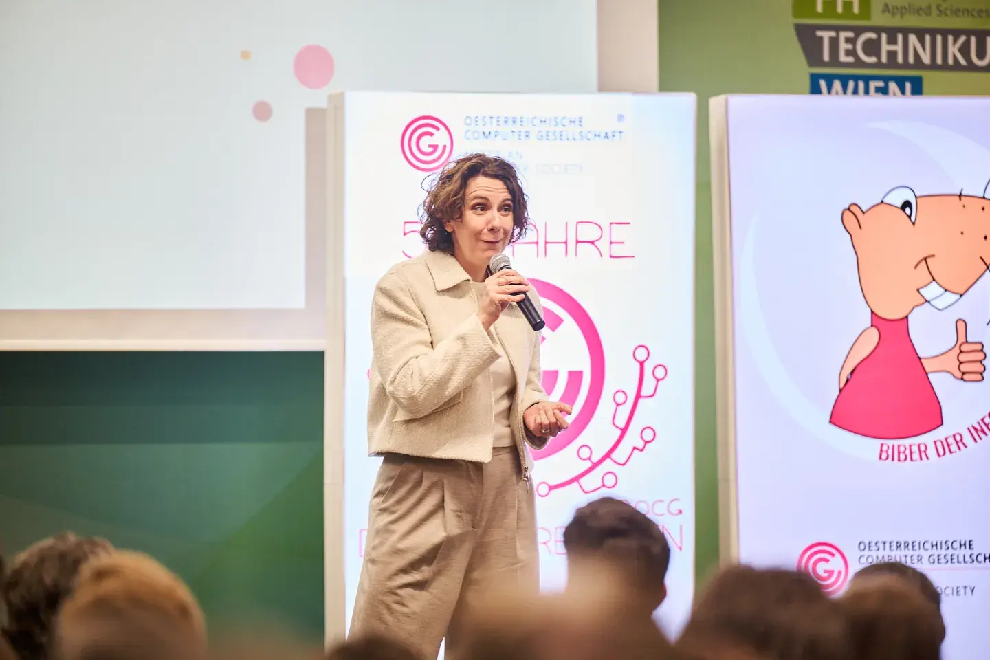 Rektorin des Technikum Wiens Sylvia Geyer begrüßte die Biber der Informatik Gewinner*innen in ihrem Haus.