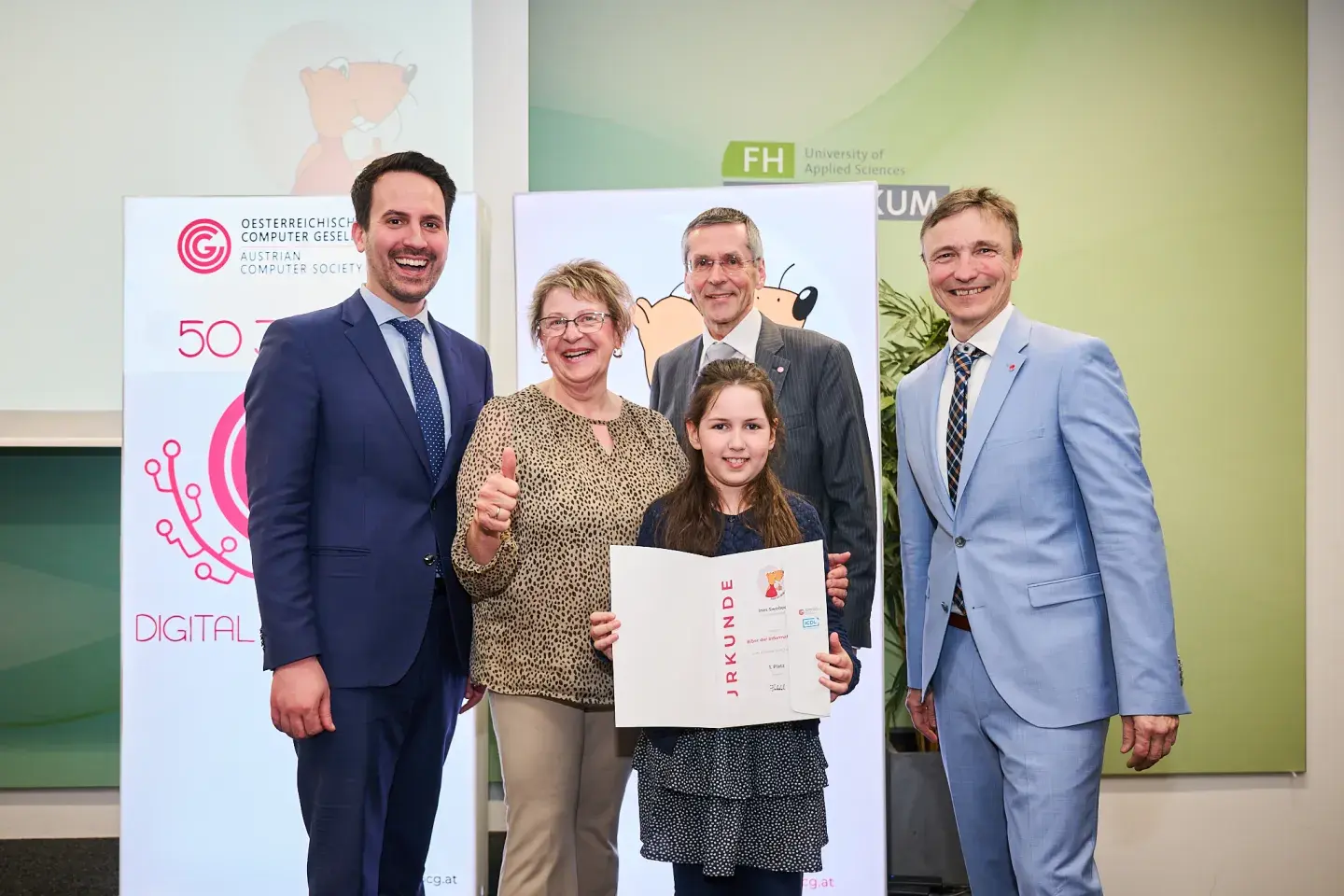 Christoph Wiederkehr, Lehrerin mit Siegerin, Wilfried Seyruck und Ronald Bieber bei der Übergabe der Urkunde.