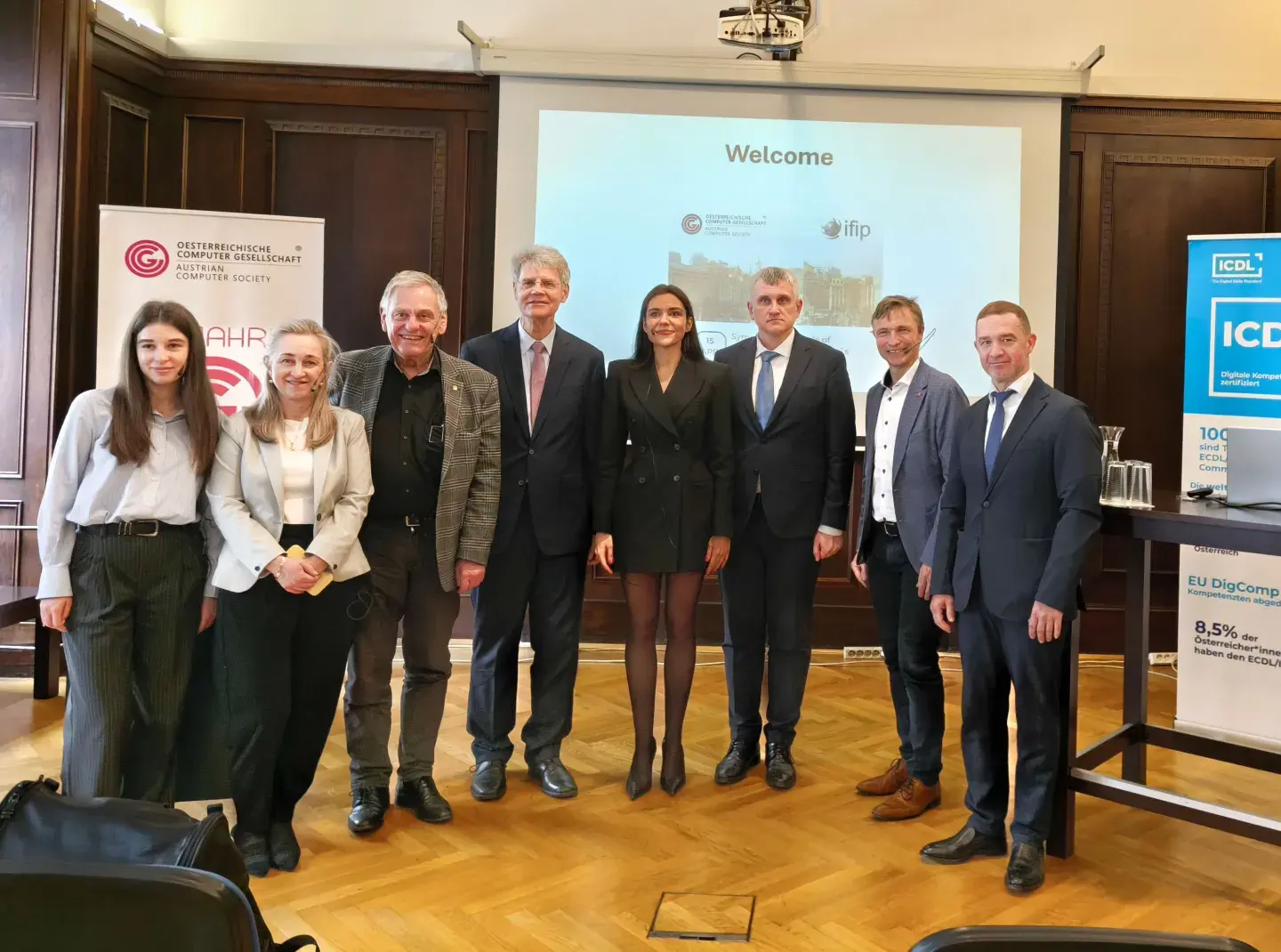 Gruppenbild der Vortagenden und Moderatoren es Symposiums Digital Services (8 Personen im Bild, Zemanek Saal/OCG)