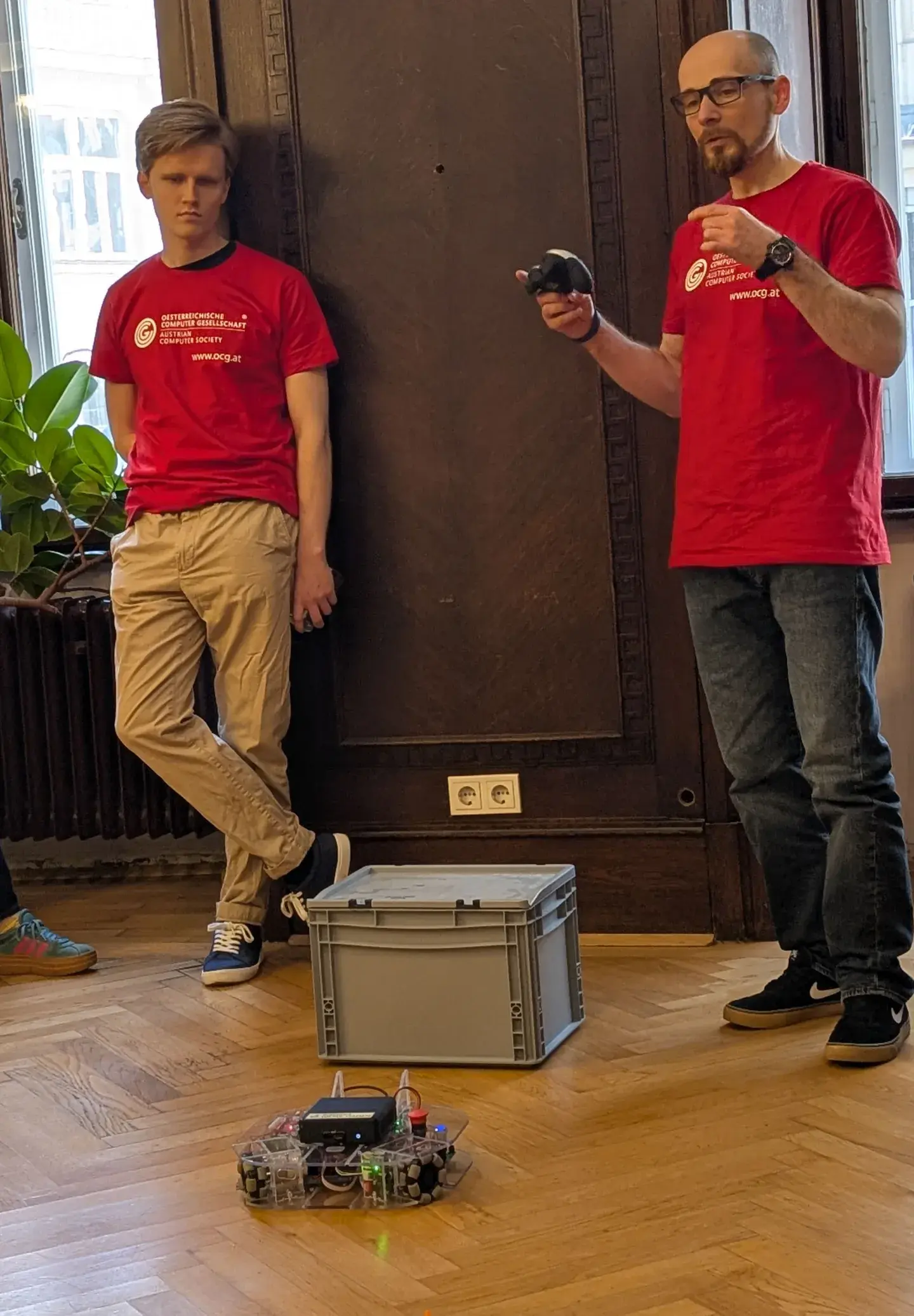 Martin Kandlhofer präsentiert den Robotont 