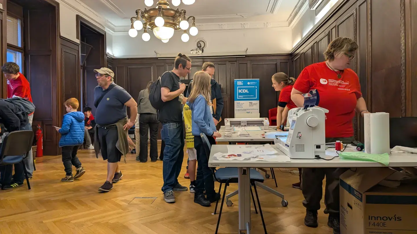 Der Zemanek Saal der OCG mit Stationen der Langen Nacht der Forschung, Besucher*innen und OCG Team