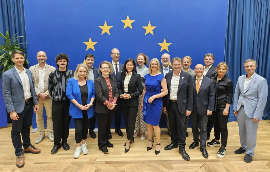Gruppenfoto der Speaker des Tags der Weiterbildung 2026 vor EU Flagge
