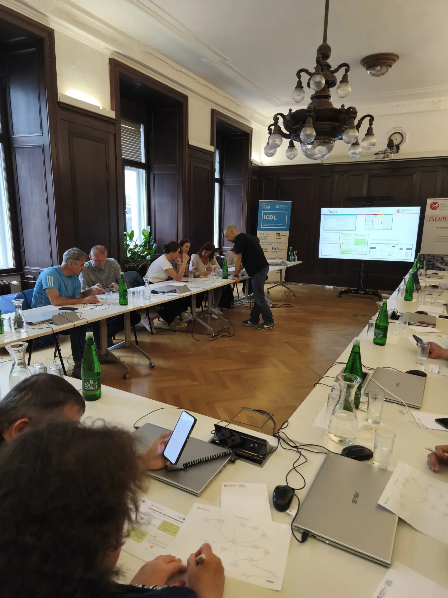 Gruppe an Tischen beim Workshop arbeitend