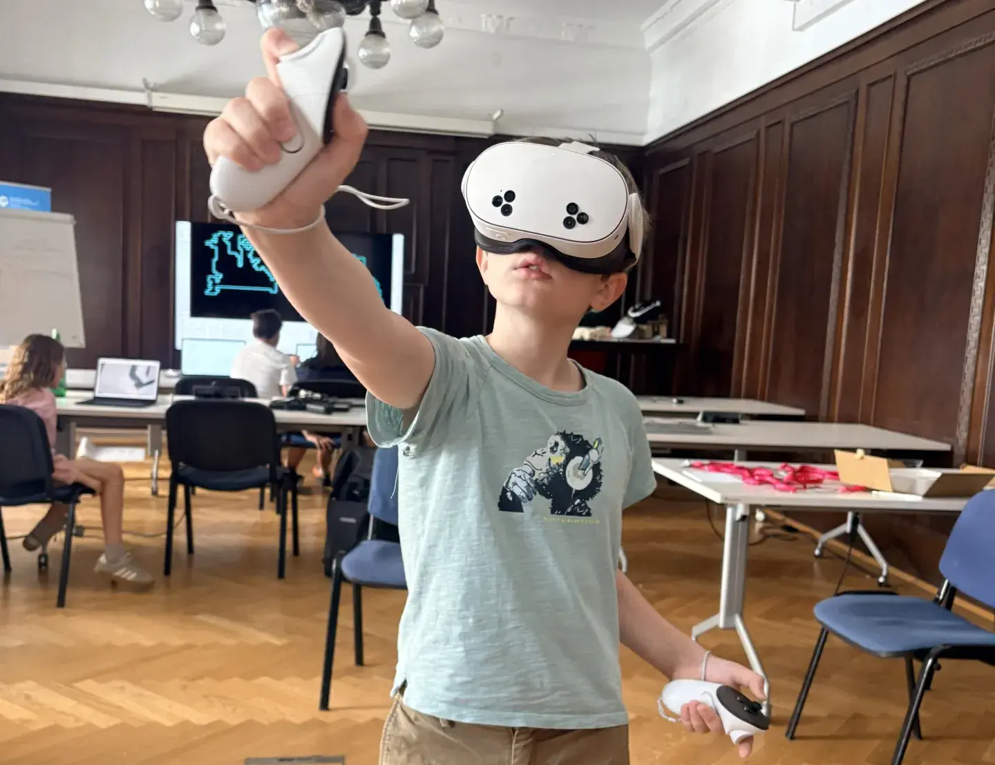 Junge probiert VR Brille beim OCG Sommercamp aus. 