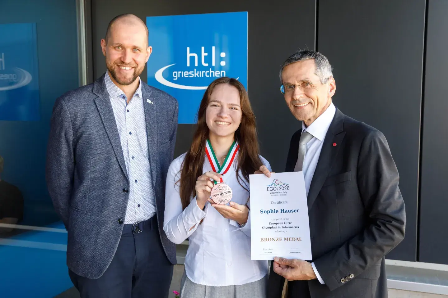Direktor Torsten Welsch (HTL Grieskirchen, Sophie Hauser mit ihrer Bronze Medaille, Wilfried Seyruck übergibt Urkunde