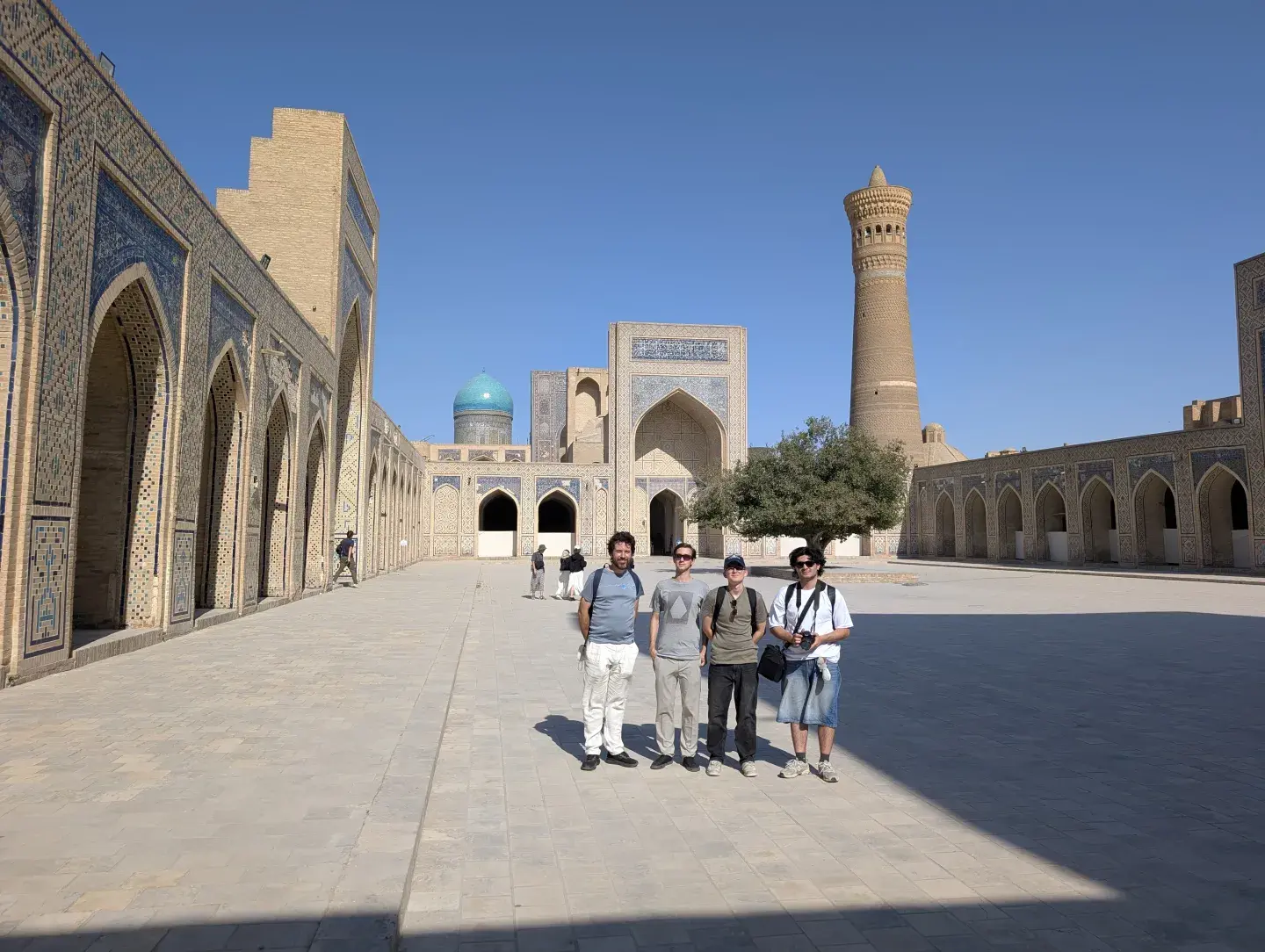 Gruppenbild der Teilnehmer des Team Austria in Usbekistan, islamische Gebäude im Hintergrund
