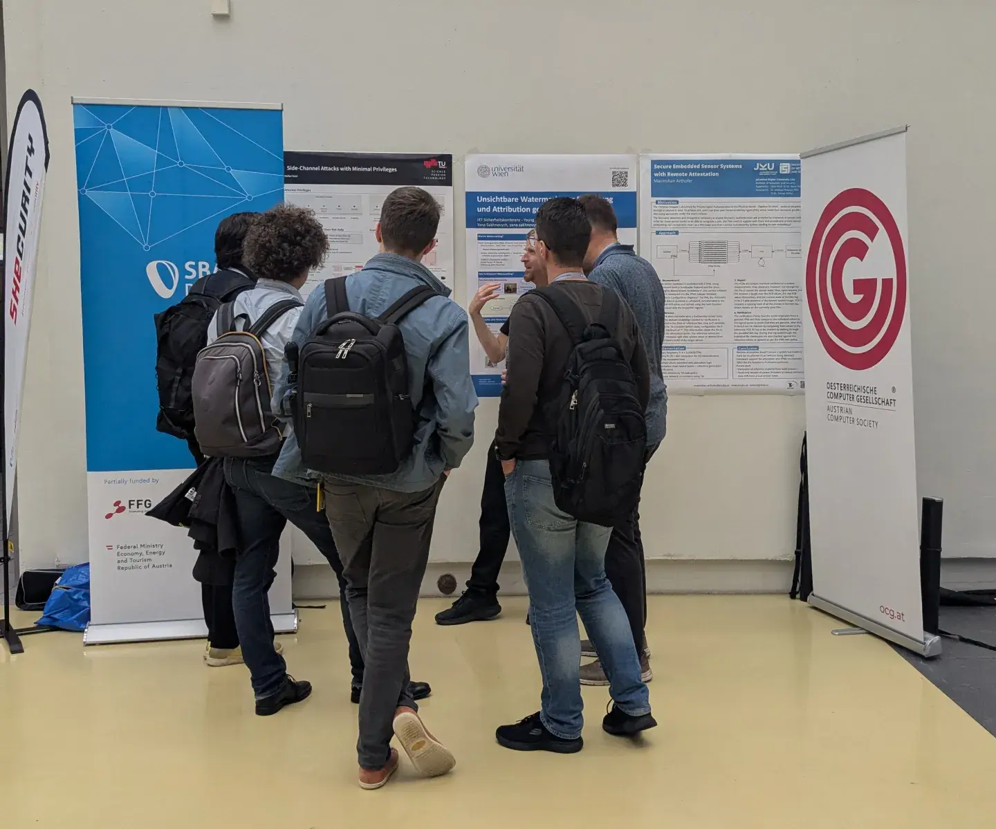 Gespräche vor der Posterwand des Young Researchers´ Day