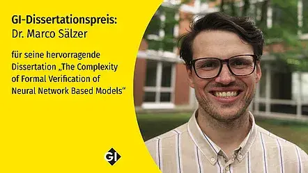 Portrait von Dr. Marco Sälzer, GI Logo, Text: GI-Dissertationspreis für seine hervorragende Dissertation mit dem Titel „The Complexity of Formal Verification of Neural Network Based Models“