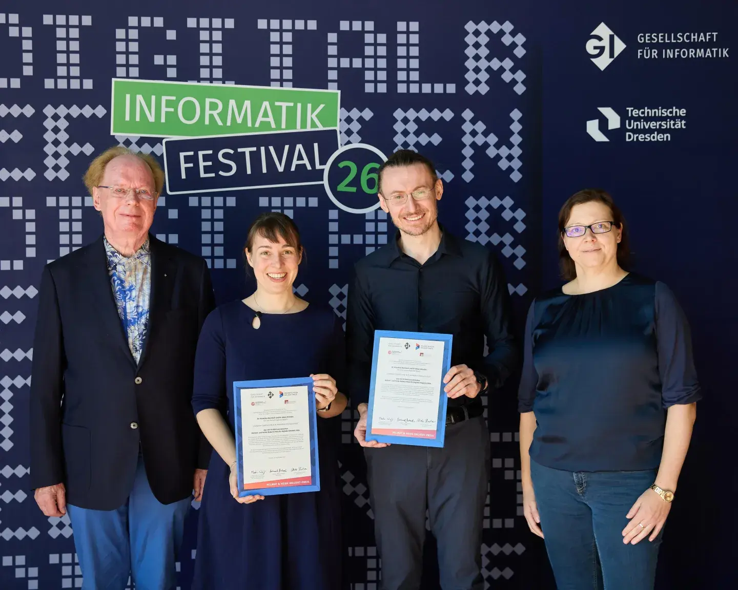 Prof. Dr. Helmut Balzert und die Jury-Vorsitzende, Prof. Dr. Nadine Dittert, ehren gemeinsam die Tenure-Track Professor*innen, Dr. Franziska Boenisch und Dr. Adam Dziedzic (Mitte), für die von ihnen konzipierte CISPA European Cybersecurity & AI Hackathon Championship. (© Mike Auerbach)