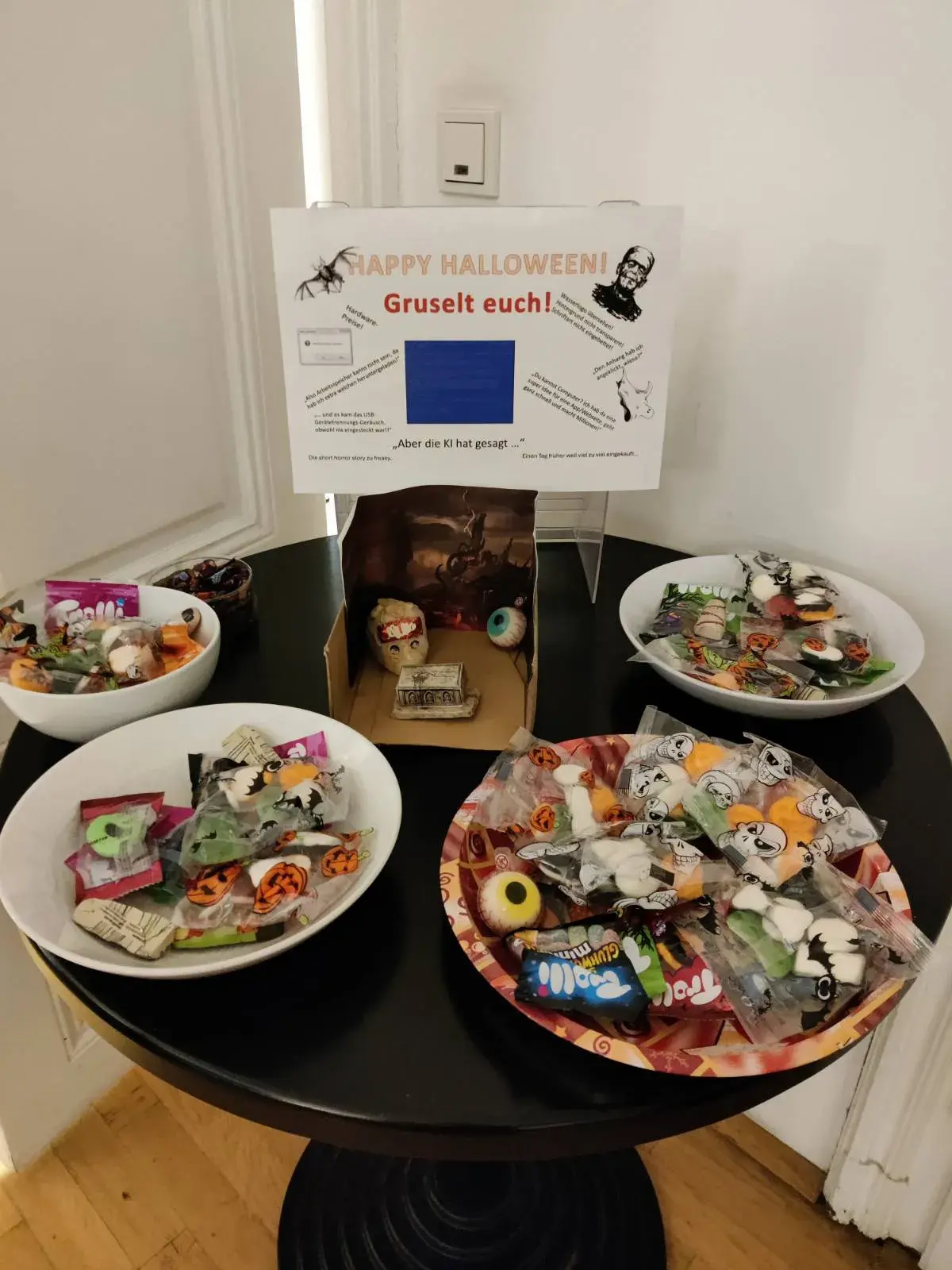 Tisch voller Halloween Süßigkeiten in der OCG
