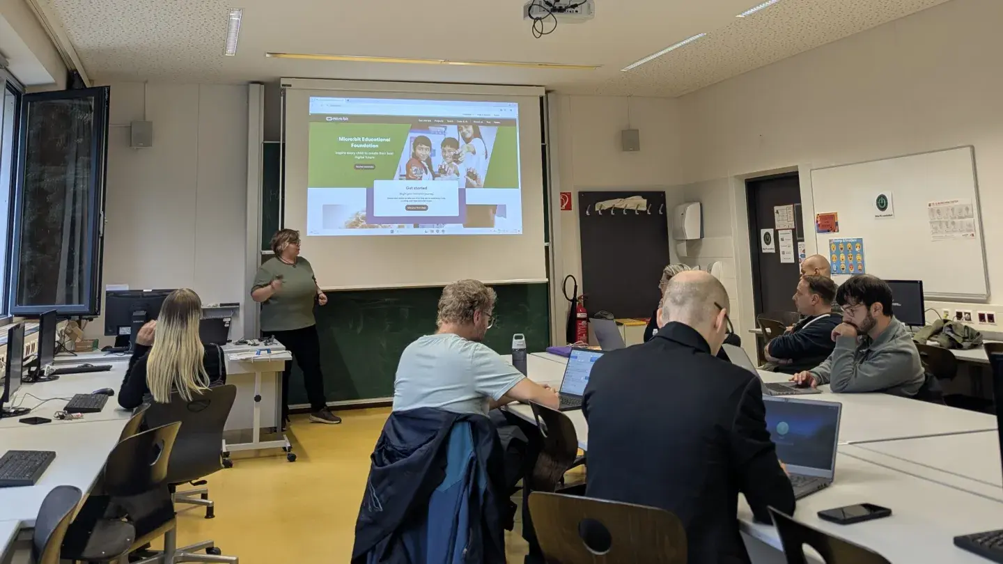 Unterrichtsraum, vorne Alena Boucher (OCG) hält einen Workshop zum Thema Computational Thinking mit  BBC micro:bit Am Tag der digitalen Bildung an der PH Steiermark, (c) OCG