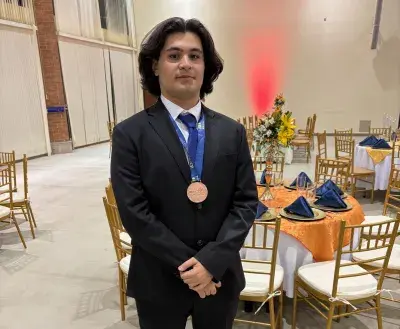 Arash Jafarian bei der Sieger-Gala der IOI in Bolivien mit Bronze Medaille