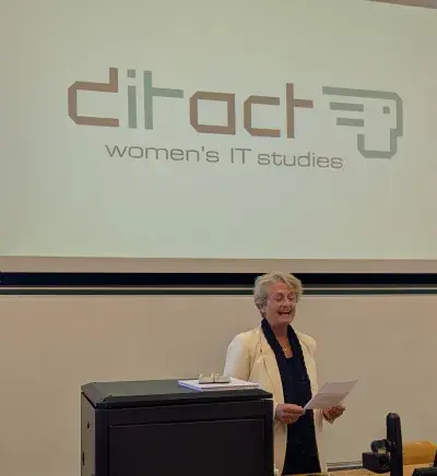 Michaela Rückl vor Projektion ditact women´s IT studies