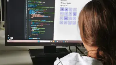 Bildschirm zeigt Programmiersprache, Hinterkopf eines Mädchens