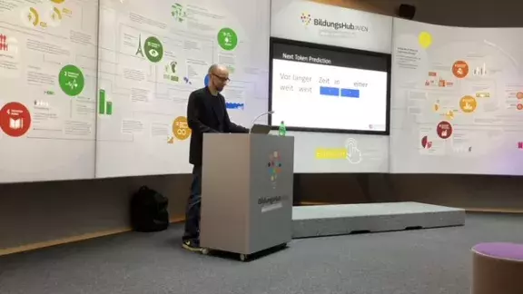 OCG Mitarbeiter Martin Kandlhofer hält einen Vortrag zu KI in der Wiener Bildungsdirektion