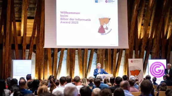 Biber Der Informatik 2023 Preisverleihung im voll besetzten Kuppelsaal der TU Wien: OCG Präsident Thomas Mück eröffnet die Veranstaltung.