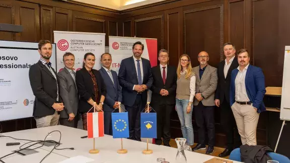 Vertreter*innen von SPHIK, der OCG und der ADA mit Albinot Bimbashi, Leiter der Botschaft des Kosovo in Österreich (4. von links) und EU-Abgeordneter Lukas Mandl (5. von links). Foto: OCG/Scheitz