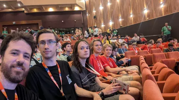 Das österreichische IOI Team bei der Eröffnung (Selfie).
